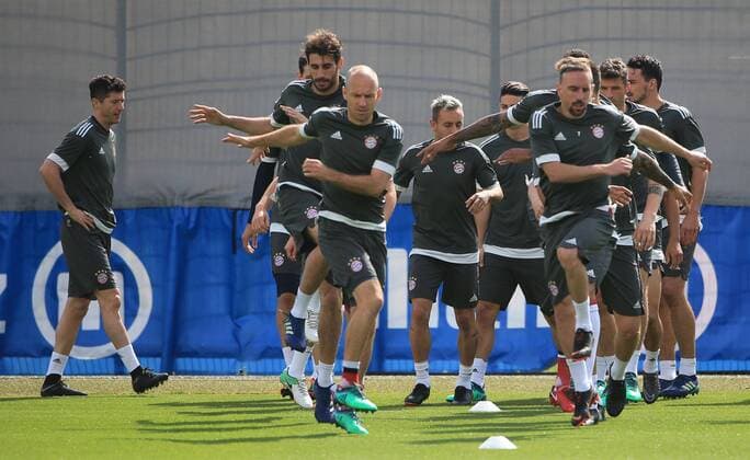 2018, CL, FCB Abschlusstraining,Saebenerstrasse Muenchen, Fussball, im Bild: Robert Lewandowski (FCB), Sebastian Rudy (FCB), Javi Martinez (FCB), Arjen Robben (FCB), Rafinha (FCB), James Rodriguez (FCB), Franck Ribery (FCB), Joshua Kimmich (FCB), Thomas Mueller (FCB) und Mats Hummels (FCB)