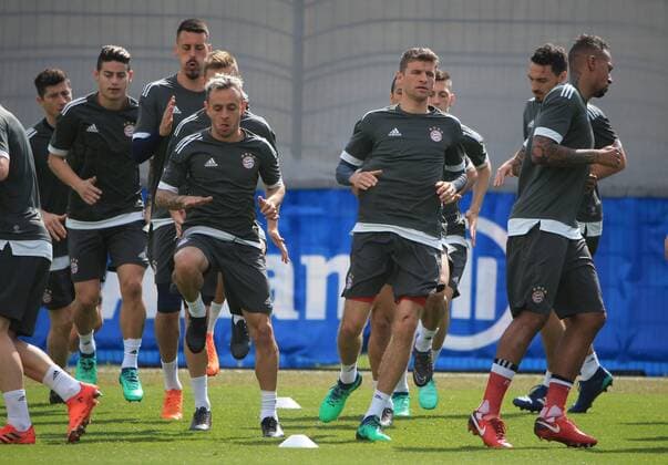 2018, CL, FCB Abschlusstraining,Saebenerstrasse Muenchen, Fussball, im Bild: Robert Lewandowski (FCB),James Rodriguez (FCB), Sandro Wagner (FCB), Joshua Kimmich (FCB), Rafinha (FCB), Thomas Mueller (FCB) Mats Hummels (FCB), Jerome Boateng (FCB)