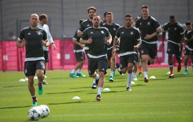 2018, CL, FCB Abschlusstraining,Saebenerstrasse Muenchen, Fussball, im Bild: Arjen Robben (FCB), Javi Martinez (FCB), Franck Ribery (FCB), Thomas Mueller (FCB), Corentin Tolisso (FCB), Niklas Suele (FCB), Jerome Boateng (FCB)