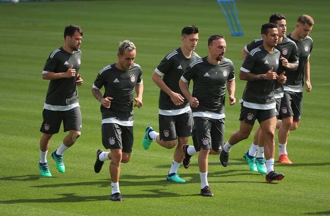 2018, CL, FCB Abschlusstraining,Saebenerstrasse Muenchen, Fussball, im Bild: Juan Bernat (FCB), Rafinha (FCB), Franck Ribery (FCB), Thiago (FCB), James Rodriguez (FCB)
