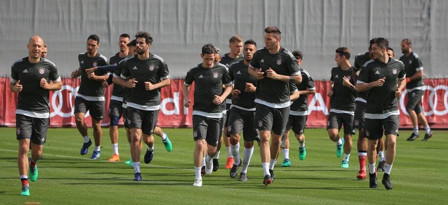 2018, CL, FCB Abschlusstraining,Saebenerstrasse Muenchen, Fussball, im Bild: Arjen Robben (FCB), Joshua Kimmich (FCB), Mats Hummels (FCB), Sandro Wagner (FCB), Javi Martinez (FCB), Sebastian Rudy (FCB), Corentin Tolisso (FCB), Niklas Suele (FCB), Juan Bernat (FCB), James Rodriguez (FCB), Jerome Boateng (FCB), Robert Lewandowski (FCB), Thiago (FCB) und Tom Starke (FCB)