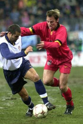 CHAR007 - - Charleroi ,Belgium : Belgian Red Devils Bart Goor (r) and Portuguese s Carlos Secretario fighting for the ball during the soccer friendly match Belgium vs Portugal tonight Wednesday 23 February 2000 in Charleroi (Belgium) , ahead of the European Soccer Championship which will take place in Belgium Netherland in June . (Electronic image). Belga photo Daniel Willam vdb DANIELxWILLAM  x443712x