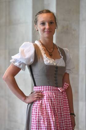 Katharina ALTHAUS (Skisprung),im Dirndl,privat,zivil, Einzelbild,angeschnittenes Einzelmotiv,Halbfigur,halbe Figur. Staatsempfang zu Ehren der bayerischen Teilnehmerinnen und Teilnehmer an den Olympischen Winterspielen und den Winterparalympics 2018 in PyeongChang im Kuppelsaal der Staatskanzlei am 25.04.2018.