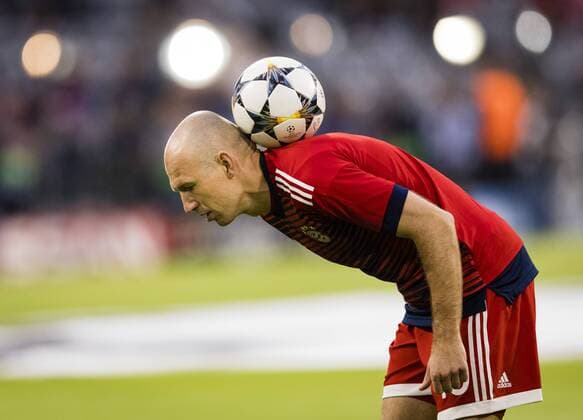 München, 25.04.2018 Arjen Robben (FCB) jongliert den Ball vorm Spiel Bayern München - Real Madrid