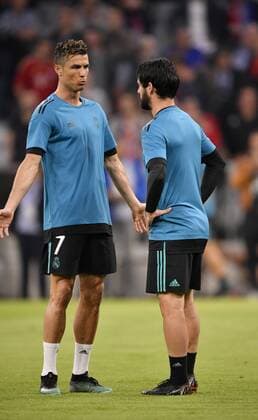 Vor Spielbeginn: Aufwärmen Training Cristiano Ronaldo CR7 Real Madrid im Gespräch Diskussion mit Isco Real Madrid FC Bayern München FCB vs Real Madrid CF UEFA Champions-League CL Halbfinale Hinspiel Spiel 1 Saison 2017 2018 München Allianz Arena 25.04.2018 FC Bayern München FCB vs Real Madrid CF