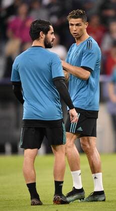 Vor Spielbeginn: Aufwärmen Training Cristiano Ronaldo CR7 Real Madrid im Gespräch Diskussion mit Isco Real Madrid FC Bayern München FCB vs Real Madrid CF UEFA Champions-League CL Halbfinale Hinspiel Spiel 1 Saison 2017 2018 München Allianz Arena 25.04.2018 FC Bayern München FCB vs Real Madrid CF