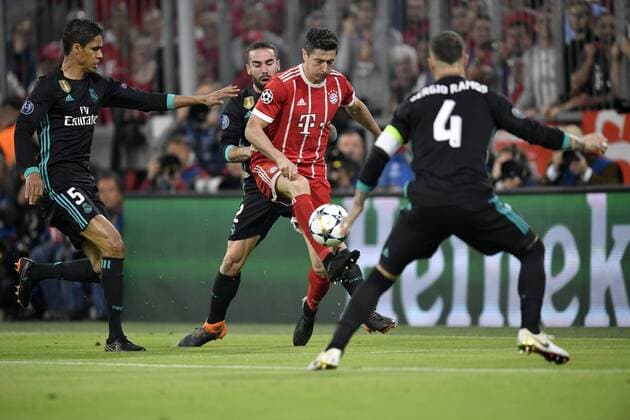 Torschuss Aktion Torchance Robert Lewandowski FC Bayern München gegen Sergio Ramos Real Madrid Raphael Varane Real Madrid FC Bayern München FCB vs Real Madrid CF UEFA Champions-League CL Halbfinale Hinspiel Spiel 1 Saison 2017 2018 München Allianz Arena 25.04.2018 FC Bayern München FCB vs Real Madrid CF
