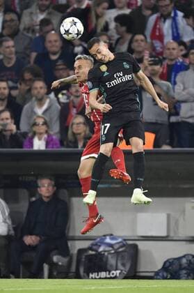Kopfballduell, Zweikampf, Aktion Rafinha FC Bayern München gegen Lucas Vazquez Real Madrid FC Bayern München FCB vs Real Madrid CF UEFA Champions-League CL Halbfinale Hinspiel Spiel 1 Saison 2017 2018 München Allianz Arena 25.04.2018 FC Bayern München FCB vs Real Madrid CF