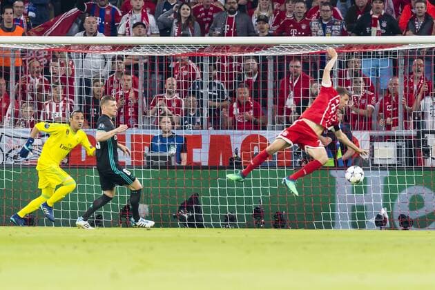 GER, UEFA CL, FC Bayern Muenchen (GER) vs Real Madrid (ESP) 25.04.2018, Allianz Arena, Muenchen, GER, UEFA CL, FC Bayern Muenchen (GER) vs Real Madrid (ESP), Halbfinale, im Bild Thomas Mueller (FCB 25) kommt nicht an den Ball mit Toni Kroos (Real 8) Keylor Navas (Real 1)