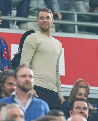 Manuel NEUER, FCB 1 auf der Ehrentribuene, Tribuene, Ehrengaeste, Prominenz, Promi, VIP, FC BAYERN MUENCHEN - REAL MADRID Halbfinale Hinspiel, Fussball UEFA Champions League, Muenchen, Deutschland 25.04.2018 CL Saison 2017 2018, FCB,