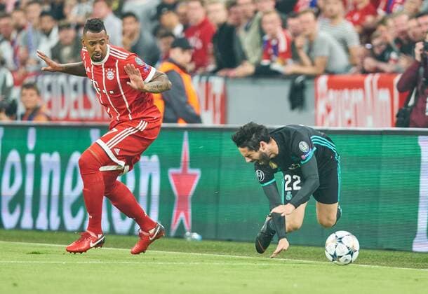 Jerome BOATENG (FCB 17) Zweikampf , Aktion um den Ball gegen ISCO, Real Madrid 22 FC BAYERN MUENCHEN - REAL MADRID Halbfinale Hinspiel, Fussball UEFA Champions League, Muenchen, Deutschland 25.04.2018 CL Saison 2017 2018, FCB,