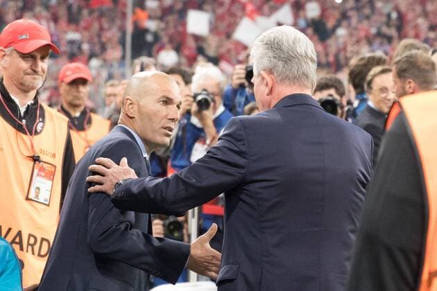 l-r: Chef-Trainer Zinedine Zidane (Real Madrid) begruesst Chef-Trainer Jupp Heynckes (FC Bayern Muenchen), FC Bayern Muenchen vs. Real Madrid, Fussball, Halbfinale, Champions League, 25.04.2018 Muenchen Bayern Deutschland