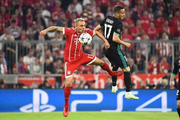 25.04.2018, xjhx, Fussball Champions League, FC Bayern Muenchen - Real Madrid, emspor, v.l. Rafinha (FCB - FC Bayern Muenchen), Lucas Vazquez (Real Madrid) Muenchen