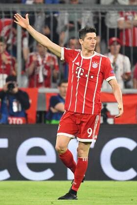 25.04.2018, xjhx, Fussball Champions League, FC Bayern Muenchen - Real Madrid, emspor, v.l. Robert Lewandowski (FCB - FC Bayern Muenchen) gibt Anweisung, gestikuliert, mit den Armen gestikulieren, gives instructions, gesticulate Muenchen