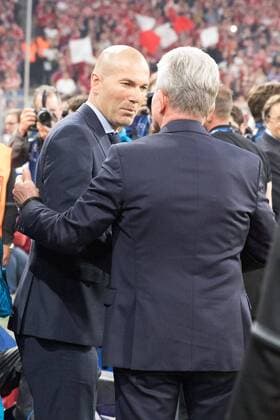 l-r: Chef-Trainer Zinedine Zidane (Real Madrid) begruesst Chef-Trainer Jupp Heynckes (FC Bayern Muenchen), FC Bayern Muenchen vs. Real Madrid, Fussball, Halbfinale, Champions League, 25.04.2018 Muenchen Bayern Deutschland