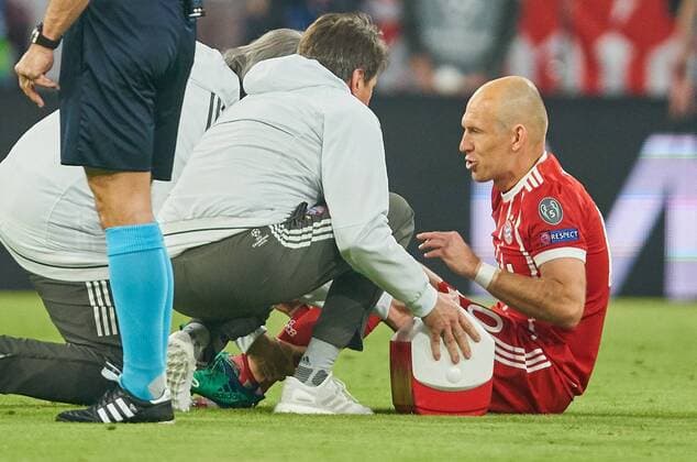 Arjen ROBBEN, FCB 10 Verletzung, Verstauchung, Zerrung, Tape, Verband, Tapeverband, Wunde, Verletzung, Eis, Druckverband, Kompression, Kompressionsverband FC BAYERN MUENCHEN - REAL MADRID Halbfinale Hinspiel, Fussball UEFA Champions League, Muenchen, Deutschland 25.04.2018 CL Saison 2017 2018, FCB,