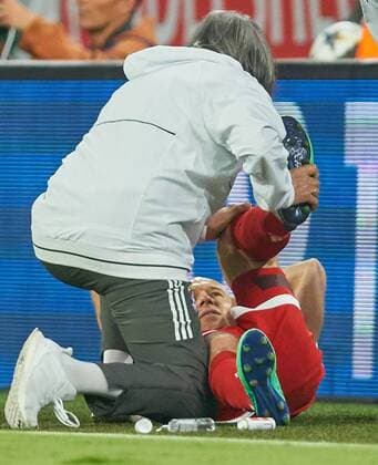 Arjen ROBBEN, FCB 10 Verletzung, Verstauchung, Zerrung, Tape, Verband, Tapeverband, Wunde, Verletzung, Eis, Druckverband, Kompression, Kompressionsverband FC BAYERN MUENCHEN - REAL MADRID Halbfinale Hinspiel, Fussball UEFA Champions League, Muenchen, Deutschland 25.04.2018 CL Saison 2017 2018, FCB,