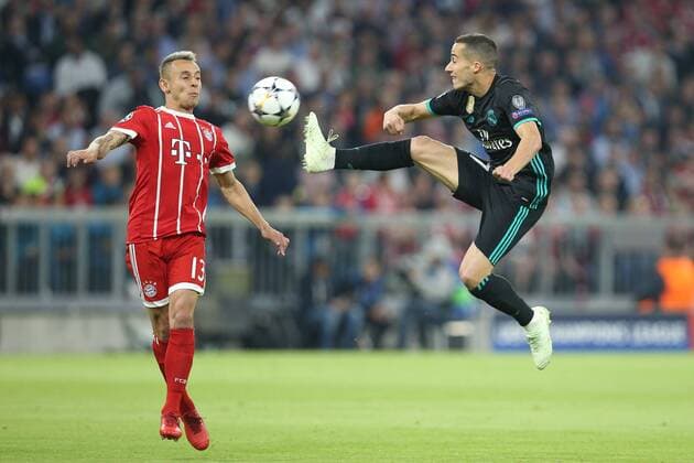l-r: im Zweikampf, Aktion, mit Rafinha 13 (FC Bayern Muenchen) und Lucas Vazquez 17 (Real Madrid), FC Bayern Muenchen vs. Real Madrid, Fussball, Halbfinale, Champions League, 25.04.2018 Muenchen Bayern Deutschland