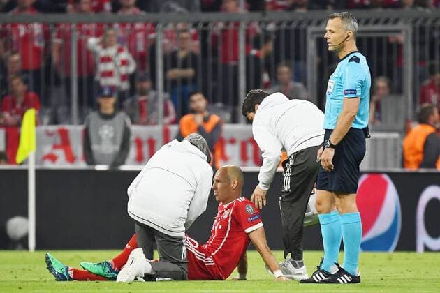 25.04.2018, xjhx, Fussball Champions League, FC Bayern Muenchen - Real Madrid, emspor, v.l. Arjen Robben (FCB - FC Bayern Muenchen) muss behandelt werden wird verletzt ausgewechselt Muenchen