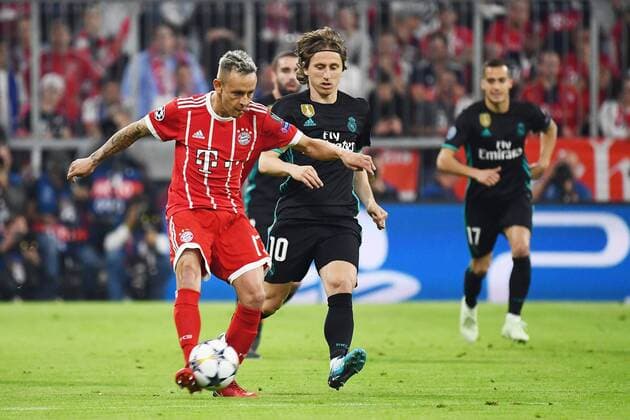 25.04.2018, xjhx, Fussball Champions League, FC Bayern Muenchen - Real Madrid, emspor, v.l. Rafinha (FCB - FC Bayern Muenchen), Luka Modric (Real Madrid) Muenchen