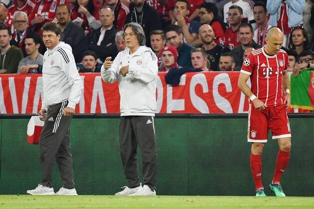 25.04.2018, xjhx, Fussball Champions League, FC Bayern Muenchen - Real Madrid, emspor, v.l. Arjen Robben (FCB - FC Bayern Muenchen) muss behandelt werden wird verletzt ausgewechselt Dr. Hans-Wilhelm Mueller-Wohlfahrt (FCB - FC Bayern Muenchen) zeigt es an Muenchen