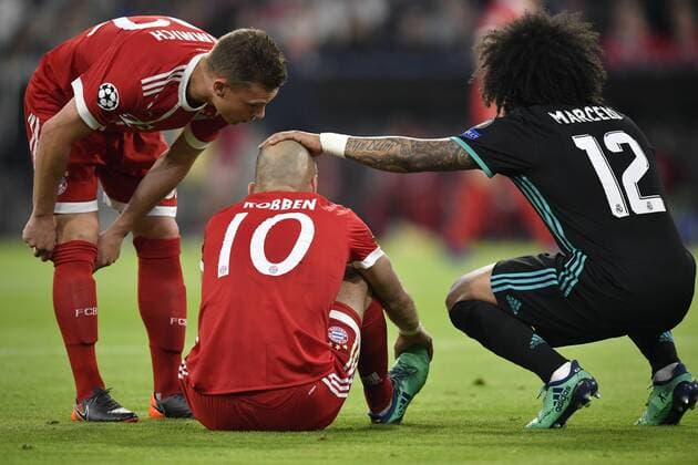 Arjen Robben FC Bayern München muss in der 8. Minute Verletzung verletzt vom Platz nach Zweikampf, Aktion mit Marcelo Real Madrid FC Bayern München FCB vs Real Madrid CF UEFA Champions-League CL Halbfinale Hinspiel Spiel 1 Saison 2017 2018 München Allianz Arena 25.04.2018 FC Bayern München FCB vs Real Madrid CF
