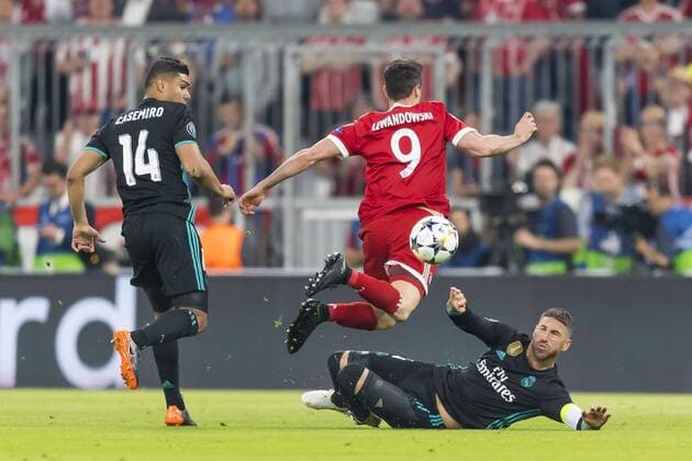 GER, UEFA CL, FC Bayern Muenchen (GER) vs Real Madrid (ESP) 25.04.2018, Allianz Arena, Muenchen, GER, UEFA CL, FC Bayern Muenchen (GER) vs Real Madrid (ESP), Halbfinale, im Bild Robert Lewandowski (FCB 9) wird von Sergio Ramos (Real 4) gefoult mit Casemiro (Real 14)