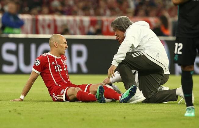 Arjen Robben verletzt, Mannschaftsarzt Hans Wilhelm Müller Wohlfahrt Fußball Fussball UEFA CL Championsleague Halbfinale Herren Saison 2017 2018 25.04.2018 FC Bayern München FCB vs. Real Madrid