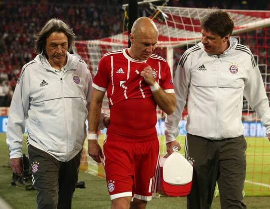 Arjen Robben verletzt, Mannschaftsarzt Hans Wilhelm Müller Wohlfahrt Fußball Fussball UEFA CL Championsleague Halbfinale Herren Saison 2017 2018 25.04.2018 FC Bayern München FCB vs. Real Madrid