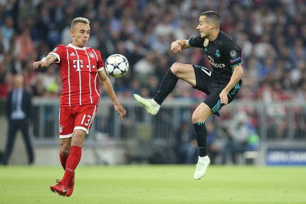l-r: im Zweikampf, Aktion, mit Rafinha 13 (FC Bayern Muenchen) und Lucas Vazquez 17 (Real Madrid), FC Bayern Muenchen vs. Real Madrid, Fussball, Halbfinale, Champions League, 25.04.2018 Muenchen Bayern Deutschland