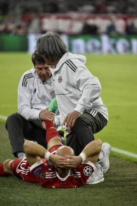 Arjen Robben FC Bayern München muss in der 8. Minute Verletzung verletzt vom Platz Betreuer Mannschaftsarzt Dr. Hans-Wilhelm Müller-Wolhlfahrt FC Bayern München medizinische Abteilung FC Bayern München FCB vs Real Madrid CF UEFA Champions-League CL Halbfinale Hinspiel Spiel 1 Saison 2017 2018 München Allianz Arena 25.04.2018 FC Bayern München FCB vs Real Madrid CF