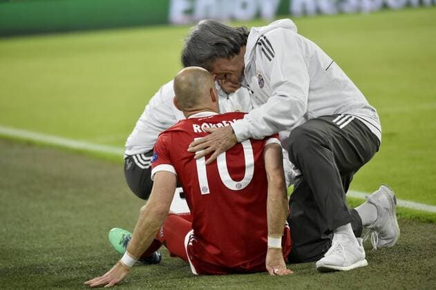 Arjen Robben FC Bayern München muss in der 8. Minute Verletzung verletzt vom Platz Betreuer Mannschaftsarzt Dr. Hans-Wilhelm Müller-Wolhlfahrt FC Bayern München medizinische Abteilung FC Bayern München FCB vs Real Madrid CF UEFA Champions-League CL Halbfinale Hinspiel Spiel 1 Saison 2017 2018 München Allianz Arena 25.04.2018 FC Bayern München FCB vs Real Madrid CF