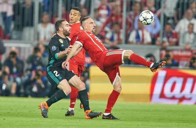 Franck RIBERY, FCB 7 Zweikampf , Aktion um den Ball gegen Dani CARVAJAL, Real Madrid 2 FC BAYERN MUENCHEN - REAL MADRID Halbfinale Hinspiel, Fussball UEFA Champions League, Muenchen, Deutschland 25.04.2018 CL Saison 2017 2018, FCB,
