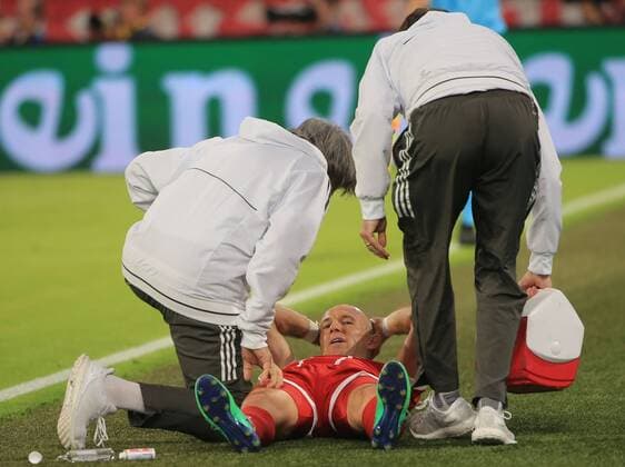 20180425, Champions League, FC Bayern vs Real Madrid, Allianz Arena Muenchen, Fussball, im Bild: Dr Mueller-Wolfahrt und Arjen Robben (FCB) verletzt am Boden