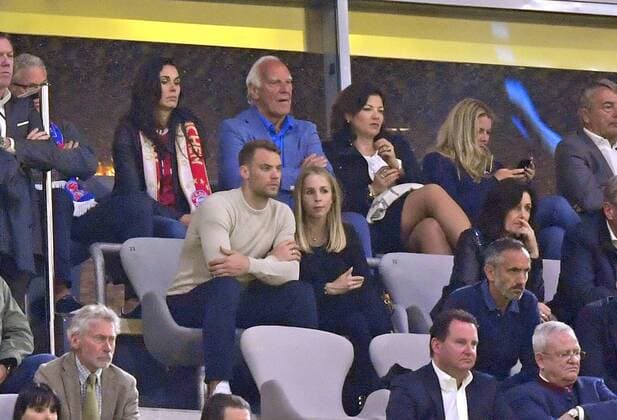 25.04.2018, Fussball UEFA Champions League 2017 2018, Halbfinale Hinspiel, FC Bayern München - Real Madrid, in der Allianzarena München. Ehrentribüne mit Torwart Manuel Neuer (FC Bayern München) mit Frau Nina, Franz Bulle Roth,