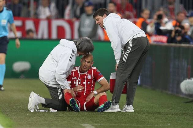 l-r: Mannschaftsarzt des FC Bayern Muenchen Dr. Hans-Wilhelm Mueller-Wohlfahrt behandelt Arjen Robben 10 (FC Bayern Muenchen), FC Bayern Muenchen vs. Real Madrid, Fussball, Halbfinale, Champions League, 25.04.2018 Muenchen Bayern Deutschland