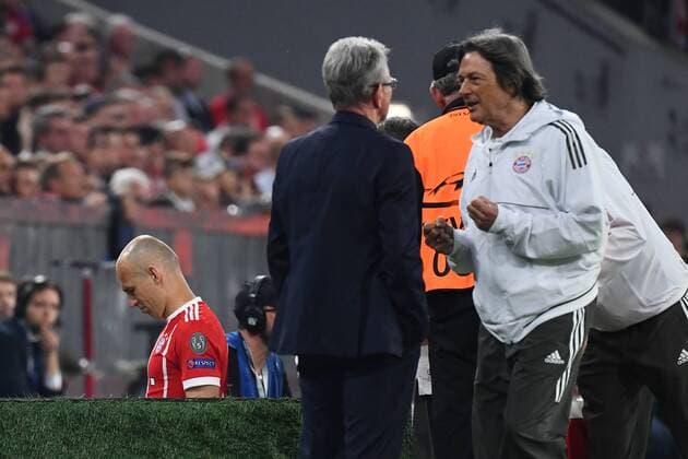 Bilder des Tages - SPORT 25.04.2018, xjhx, Fussball Champions League, FC Bayern Muenchen - Real Madrid, emspor, v.l. Arjen Robben (FCB - FC Bayern Muenchen) muss behandelt werden wird verletzt ausgewechselt Dr. Hans-Wilhelm Mueller-Wohlfahrt (FCB - FC Bayern Muenchen) gibt Anweisung, gestikuliert, mit den Armen gestikulieren, gives instructions, gesticulate Trainer Head Coach Jupp Heynckes (FCB - FC Bayern Muenchen) Muenchen