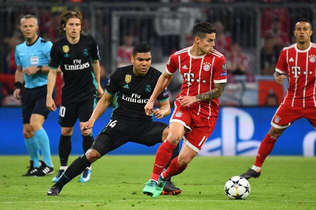 25.04.2018, xjhx, Fussball Champions League, FC Bayern Muenchen - Real Madrid, emspor, v.l. Casemiro (Real Madrid), James Rodriguez (FCB - FC Bayern Muenchen) Muenchen