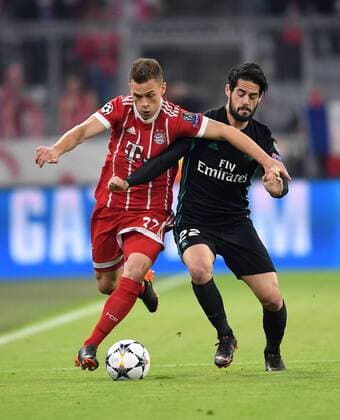 FUSSBALL CHAMPIONS LEAGUE SAISON 2017 2018 HALBFINALE HINSPIEL FC Bayern Muenchen - Real Madrid 25.04.2018 Joshua Kimmich (li, FC Bayern Muenchen) gegen Isco (re, Real Madrid) Muenchen