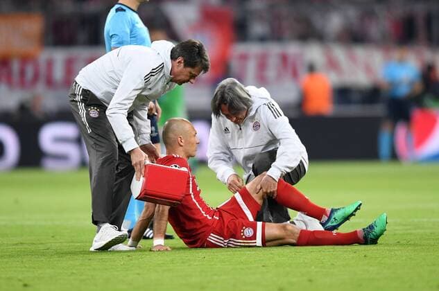 FUSSBALL CHAMPIONS LEAGUE SAISON 2017 2018 HALBFINALE HINSPIEL FC Bayern Muenchen - Real Madrid 25.04.2018 Arjen Robben (am Boden) muss verletzt ausgewechselt werden. Doc Hans-Wilhelm Mueller-Wohlfahrt (re beide FC Bayern Muenchen) kuemmert sich Muenchen