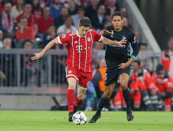 SOCCER - UEFA CL, Bayern vs Madrid MUNICH,GERMANY,25.APR.18 - SOCCER - UEFA Champions League, semifinal, FC Bayern Muenchen vs Real Madrid CF. Image shows Robert Lewandowski (Bayern) and Raphael Varane (Madrid). GEPAxpictures xThomasxBachun