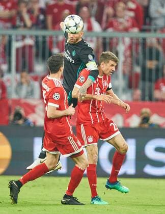 Sergio RAMOS, Real Madrid 4 Zweikampf , Aktion um den Ball gegen Thomas MUELLER, MÜLLER, FCB 25 Robert LEWANDOWSKI, FCB 9 FC BAYERN MUENCHEN - REAL MADRID Halbfinale Hinspiel, Fussball UEFA Champions League, Muenchen, Deutschland 25.04.2018 CL Saison 2017 2018, FCB,