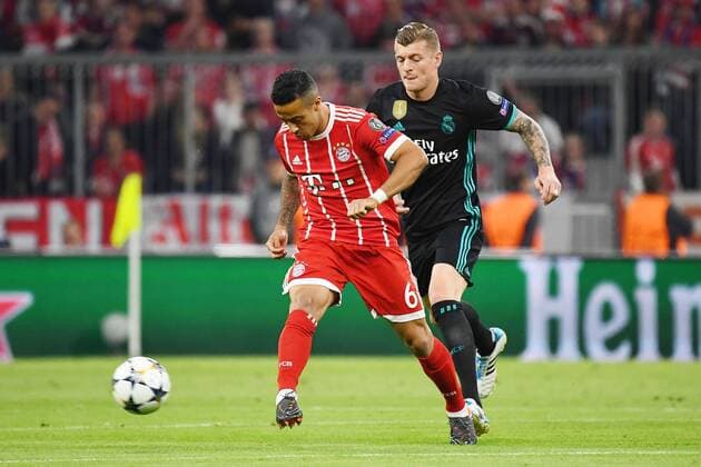 25.04.2018, xjhx, Fussball Champions League, FC Bayern Muenchen - Real Madrid, emspor, v.l. Thiago (FCB - FC Bayern Muenchen), Toni Kroos (Real Madrid) Muenchen