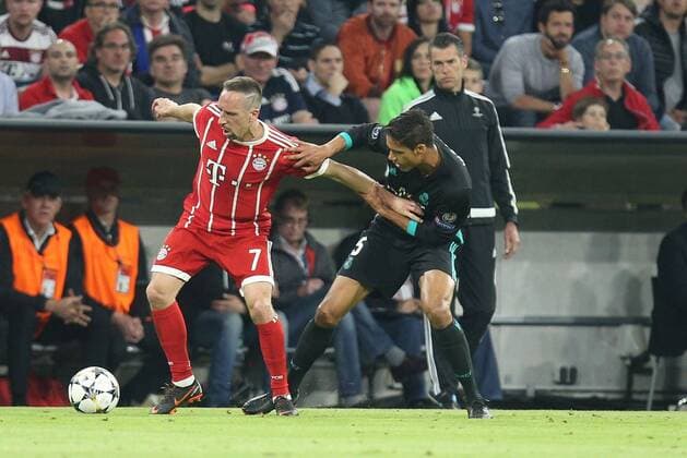 l-r: im Zweikampf, Aktion, mit Franck Ribery 7 (FC Bayern Muenchen) und Raphael Varane 5 (Real Madrid), FC Bayern Muenchen vs. Real Madrid, Fussball, Halbfinale, Champions League, 25.04.2018 Muenchen Bayern Deutschland
