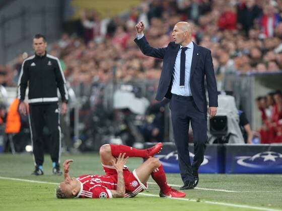 Rafinha (FC Bayern Muenchen 13) am Boden Trainer Zinedine Zidane ( Real Madrid CF ), FC Bayern Muenchen vs. Real Madrid CF, Champions League, Halbfinale, Fussball, 25.04.2018, FC Bayern Muenchen vs. Real Madrid CF, Champions League, Halbfinale, Fussball, 25.04.2018 Muenchen Copyright: xLanger Eibner-Pressefotox EP_HLR