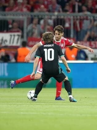Javier Martinez (FC Bayern Muenchen 8) Luka Modric ( Real Madrid CF 10 ), FC Bayern Muenchen vs. Real Madrid CF, Champions League, Halbfinale, Fussball, 25.04.2018, FC Bayern Muenchen vs. Real Madrid CF, Champions League, Halbfinale, Fussball, 25.04.2018 Muenchen Copyright: xLanger Eibner-Pressefotox EP_HLR