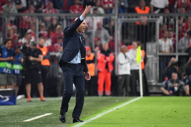 25.04.2018, xjhx, Fussball Champions League, FC Bayern Muenchen - Real Madrid, emspor, v.l. Trainer Head Coach Zinedine Zidane (Real Madrid) gibt Anweisung, gestikuliert, mit den Armen gestikulieren, gives instructions, gesticulate Muenchen