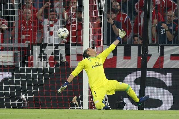 Keylor Navas 1 (Real Madrid) bekommt das Tor zum 1:0, FC Bayern Muenchen vs. Real Madrid, Fussball, Halbfinale, Champions League, 25.04.2018 Muenchen Bayern Deutschland