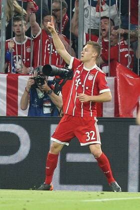 Torjubel von Joshua Kimmich 32 (FC Bayern Muenchen) zum 1:0, FC Bayern Muenchen vs. Real Madrid, Fussball, Halbfinale, Champions League, 25.04.2018 Muenchen Bayern Deutschland
