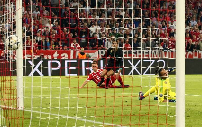 Joshua Kimmich Torschuß Tor zum1:0, Raphael Varane, Torwart Keylor Navas Fußball Fussball UEFA CL Championsleague Halbfinale Herren Saison 2017 2018 25.04.2018 FC Bayern München FCB vs. Real Madrid